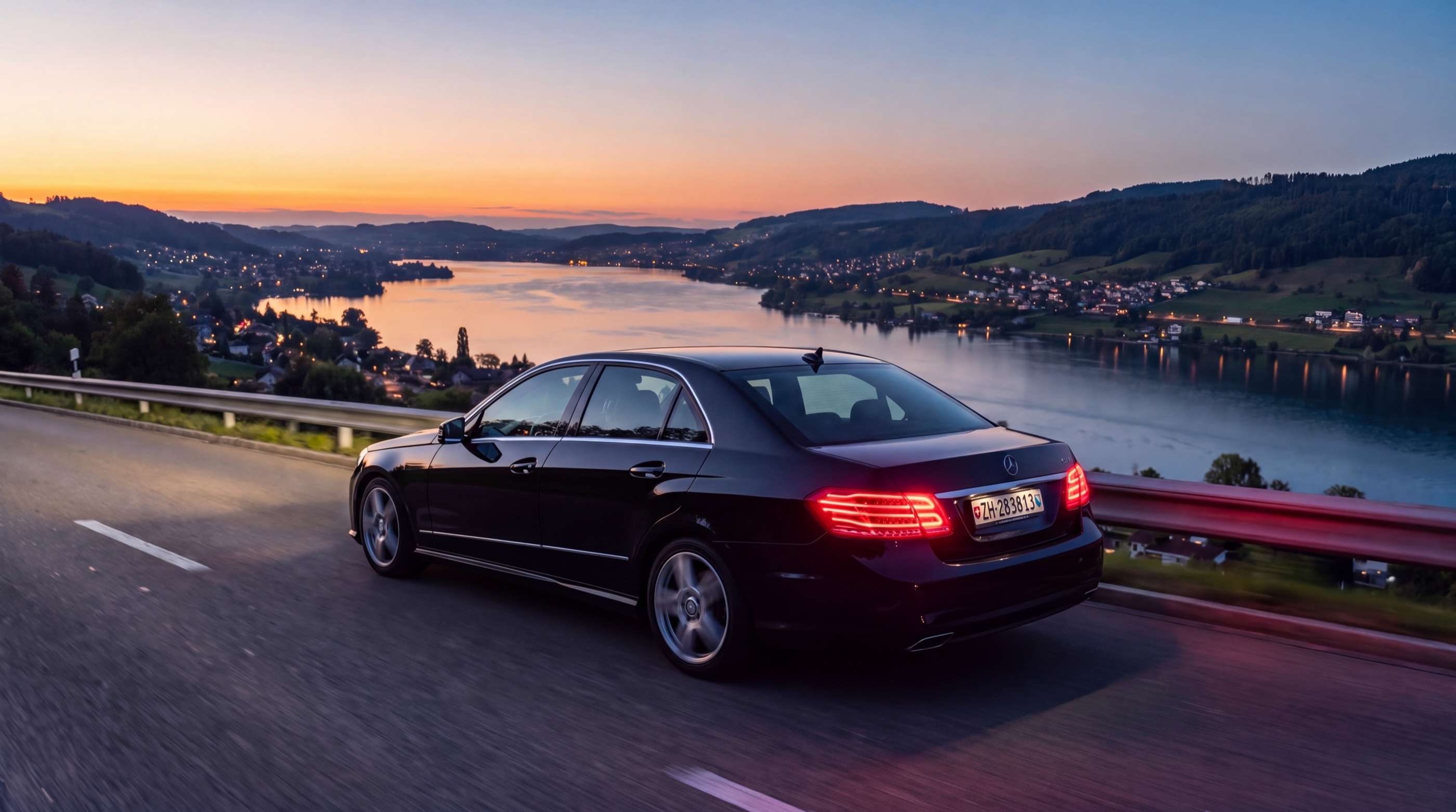 Mercedes E-Klasse von Zürisee Taxi fährt in der Abenddämmerung auf der Strasse über dem See
